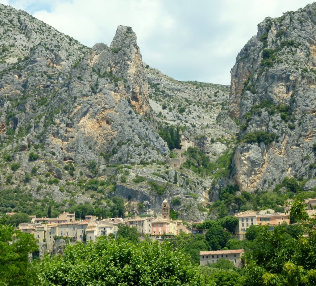 Moustiers-Sainte-Marie, capitale de la faience peinte à la main by © Jos Van de Velde