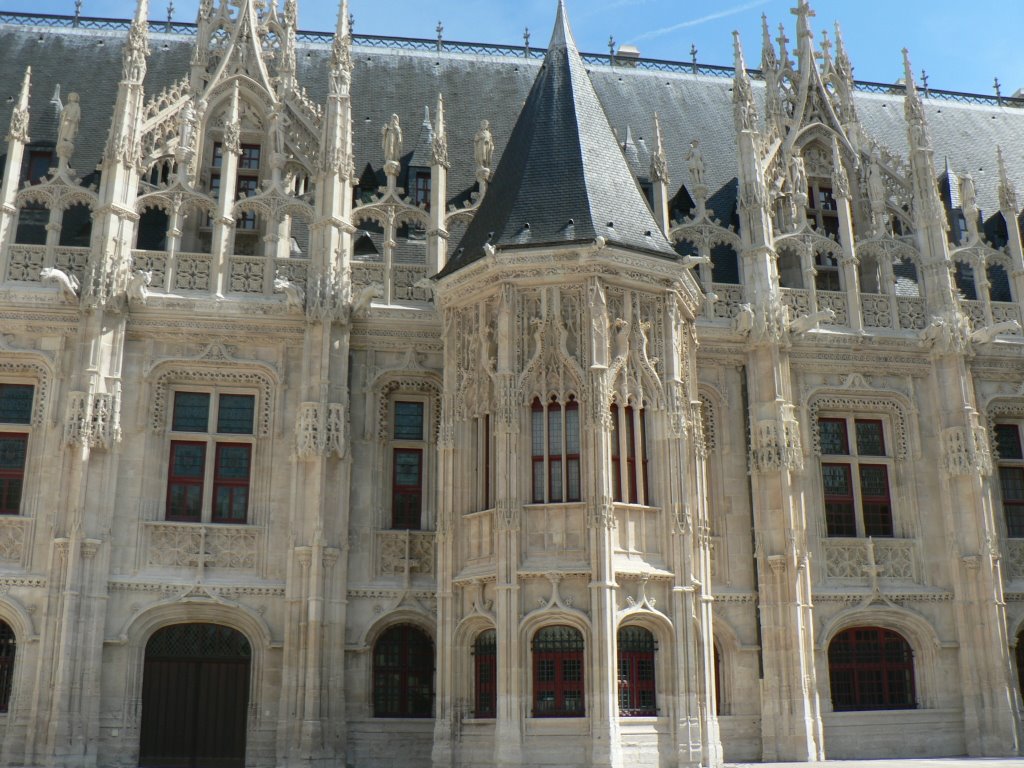 Le Palais de justice dans la Cour by Erwann Rouziou