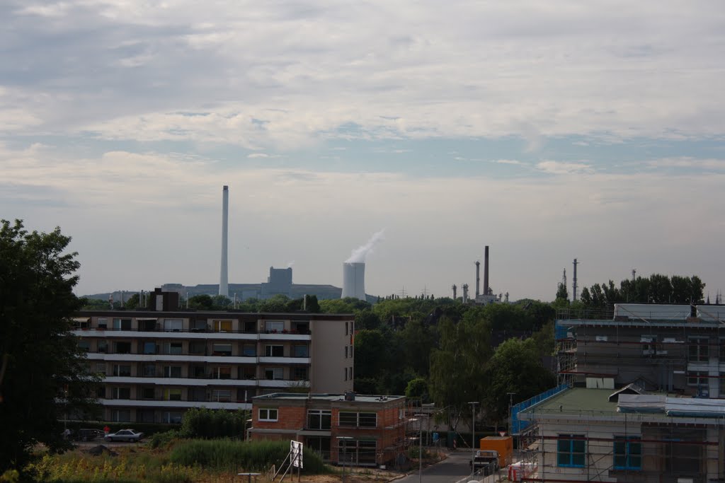 Blick auf das Steag-Kraftwerk & den chemischen Werken Sasol vom Skulpturenpark an den Flottmann-Hallen aus by Wanne-Eickeler