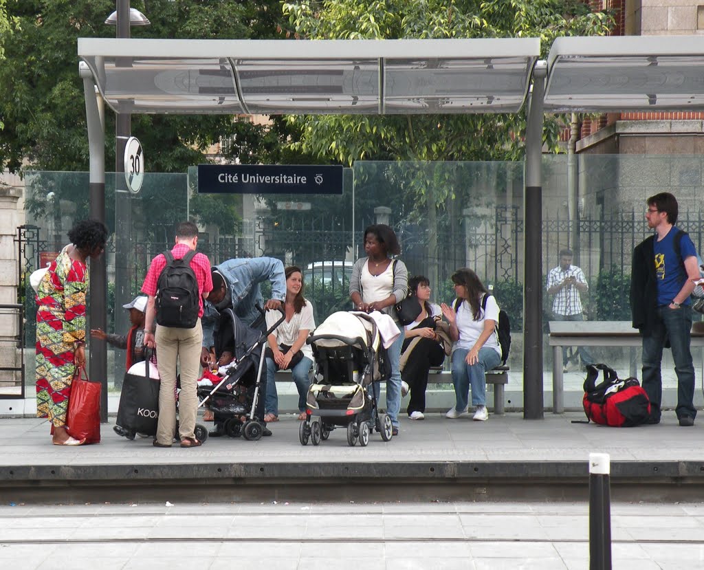 ... de plus en plus d'attente pour le tramway ! by pivapao