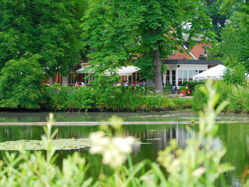 Wohldorfer Mühle mit dem Mühlenenteich, an einem Sommertag. by Hans Wolters