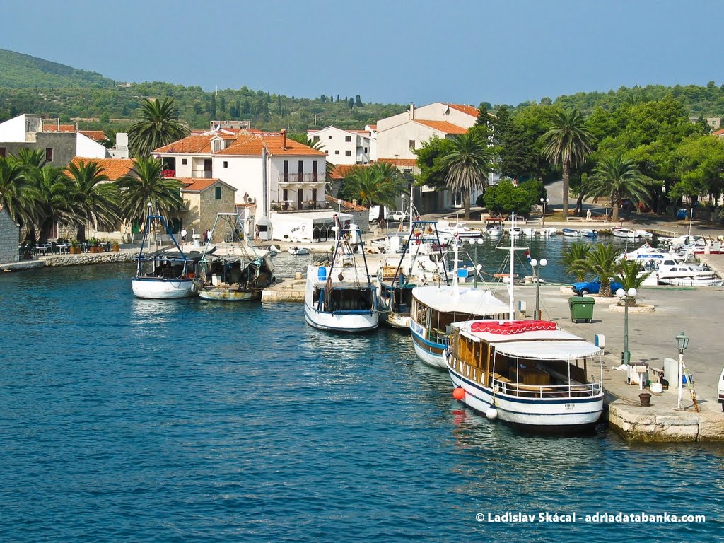 Sućuraj - island Hvar by adriadatabanka.com