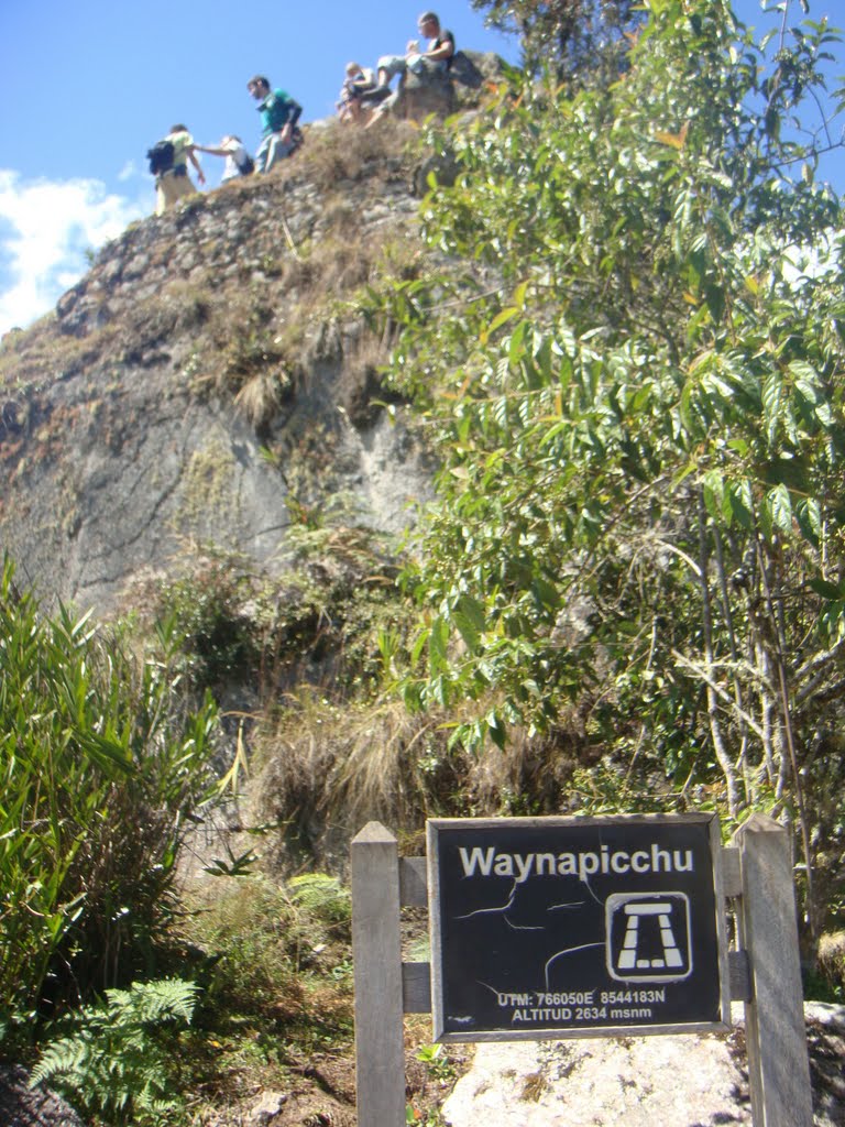 Vista da placa indicando altitude neste local e o ponto mais alto da montanha Wayna Picchu junto a Macchu Picchu - Peru by Paulo Yuji Takarada