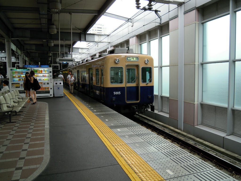 Hanshin Nishinomiya station platform by DVMG