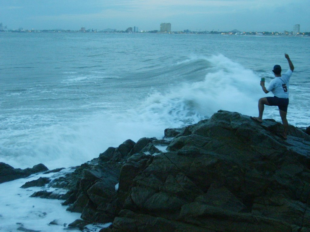 LUCHANDO CON LAS OLAS by Jorge Ernesto Palaci…