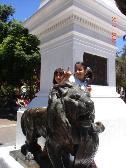 León de la Plaza Colón, Plaza de Armas by Ana María Leiva