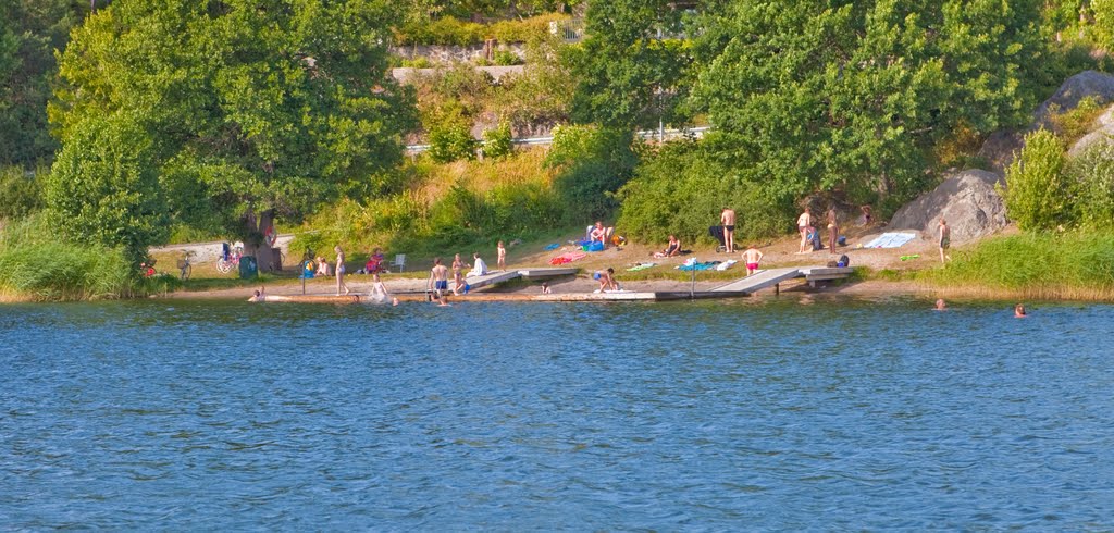 Swimmers at Säterfjärden by BengtENyman