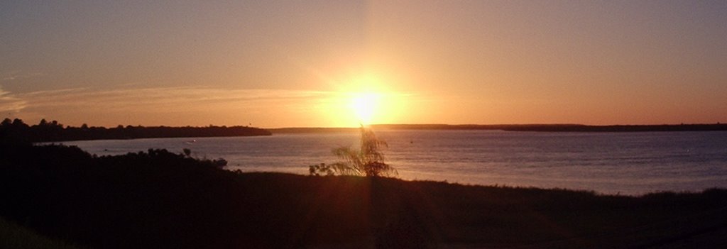 Atardecer en Ituzaingó, Corrientes by Chivita