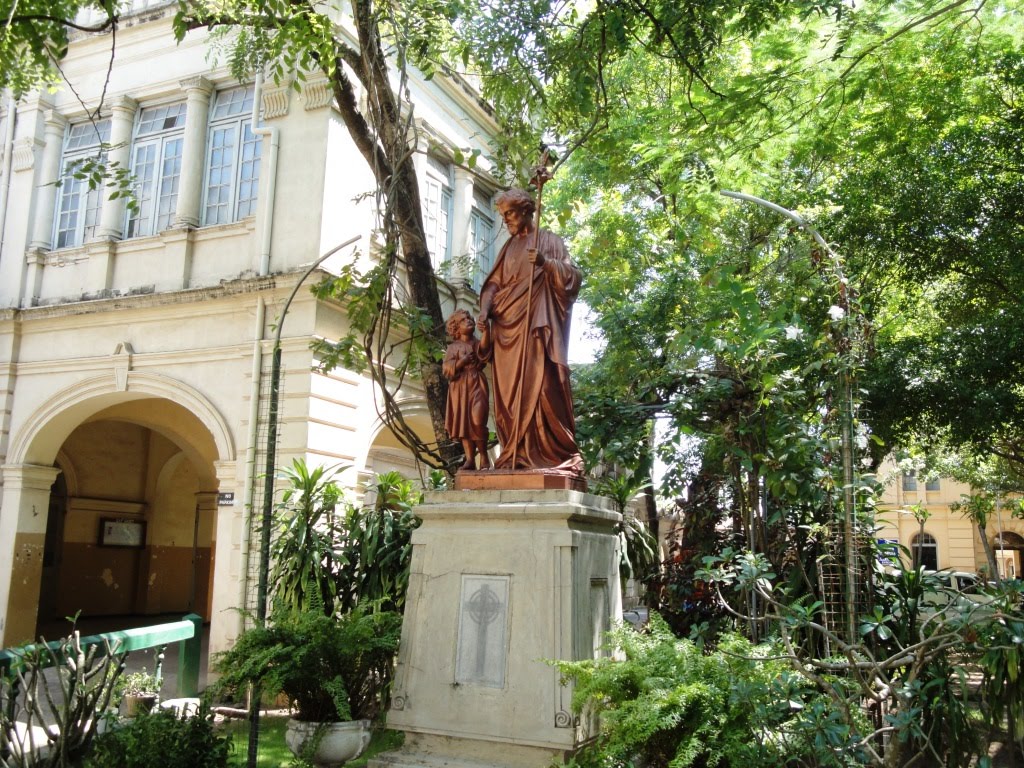 Statue at St.Joseph's College premises by jmsbandara