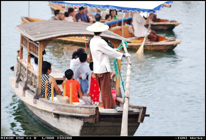 Boatman, Hangzhou by igni