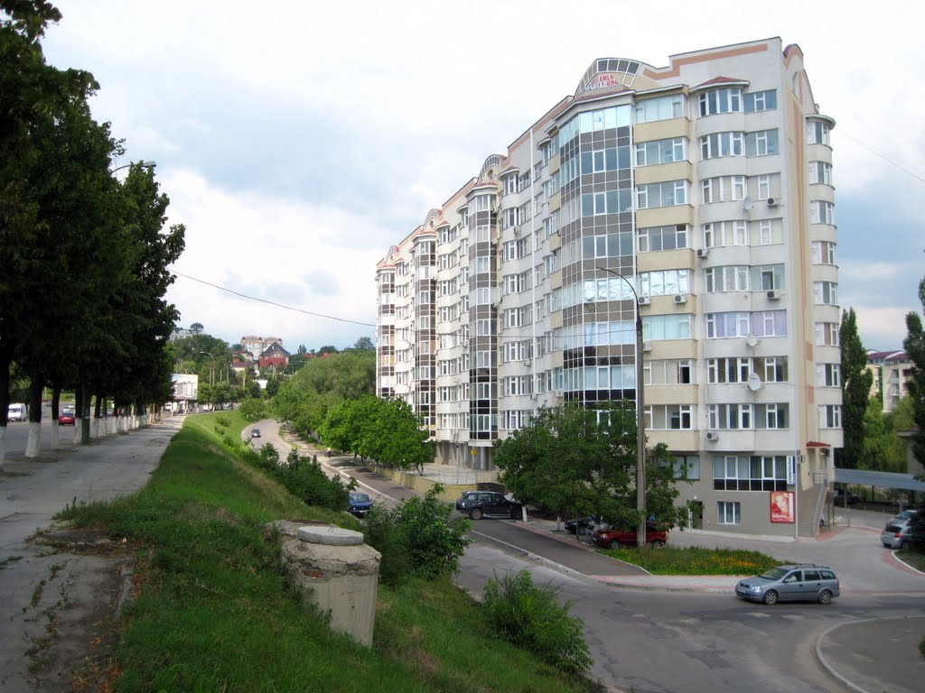 Newly built apartment house, looking NE from Renasterii Nationale bd by Alexander Murvanidze