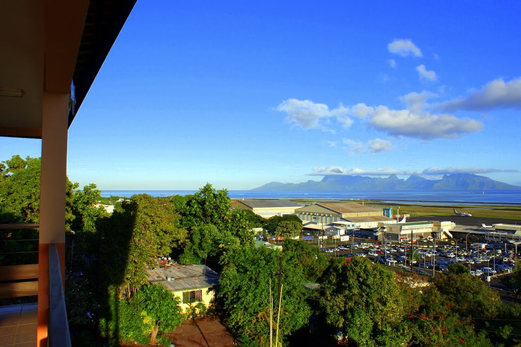 Moorea vue du Tahiti Airport Lodge by hal1962