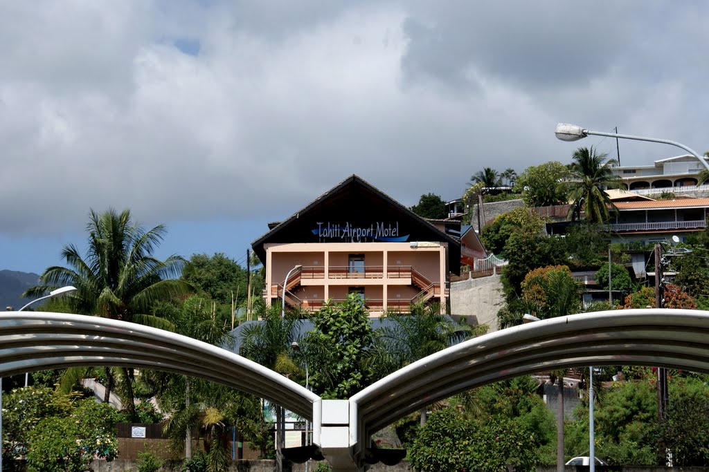 Tahiti Airport Lodge by hal1962