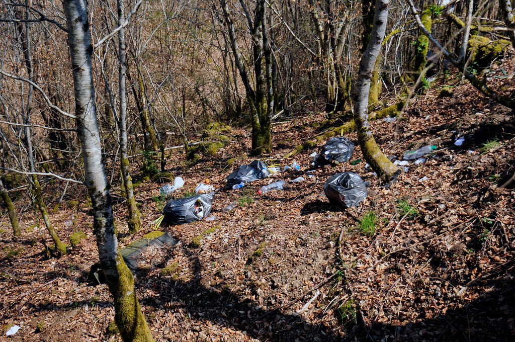 Müll und Unrat liegen herum. Auch das ist Frankreich by Railwalker