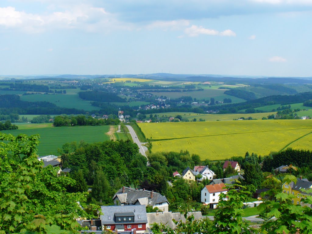 Schloss Augustusburg - Blick vom Haupteingang nach Schellenberg by Thomas Eichler