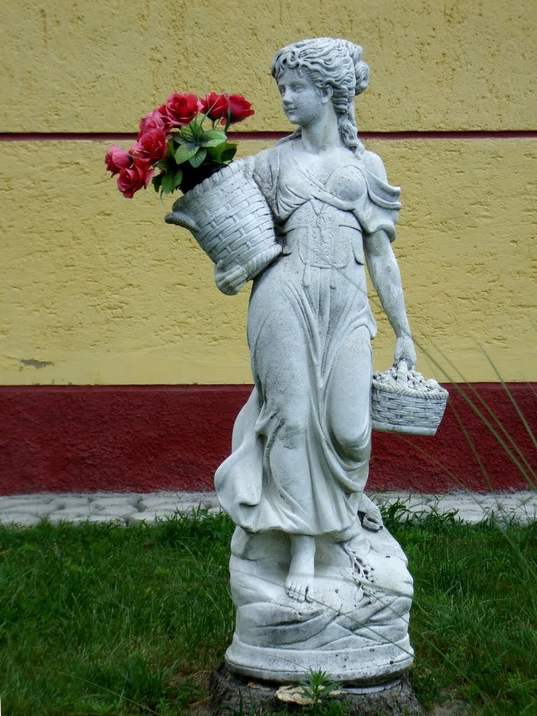 201007111204 Szobor egy lakóház előkertjében, Érden by Harmadik