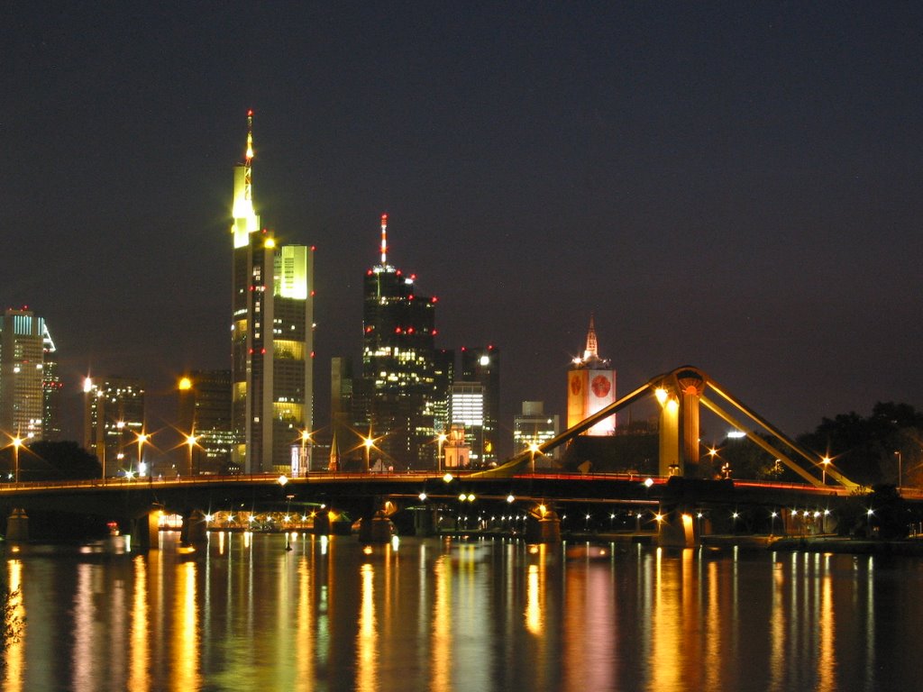 Skyline Frankfurt bei Nacht by Marco Lotz