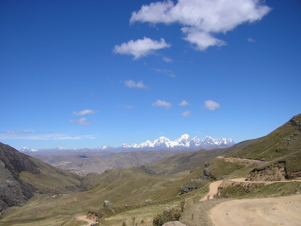 Cadena montañosa Huayhuash al horizonte. by Wilfredo Valverde Febres