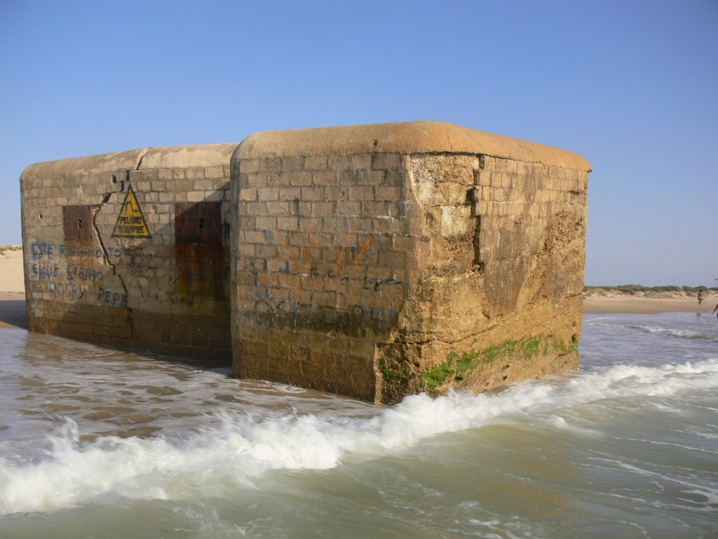 Bunker en playa de camposoto by JesusVader