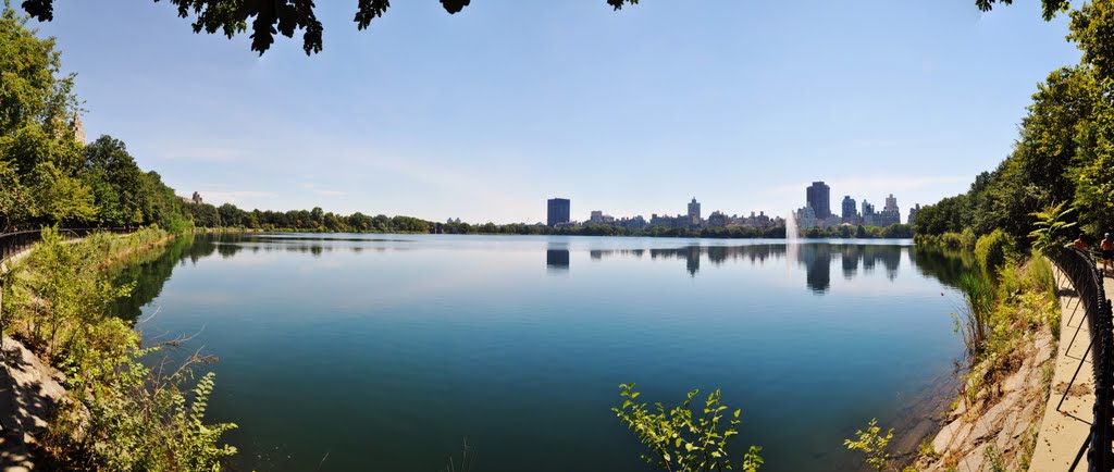 The Jacqueline Kennedy Onassis Reservoir at Central Park in New York. by Nicola e Pina New York 2010