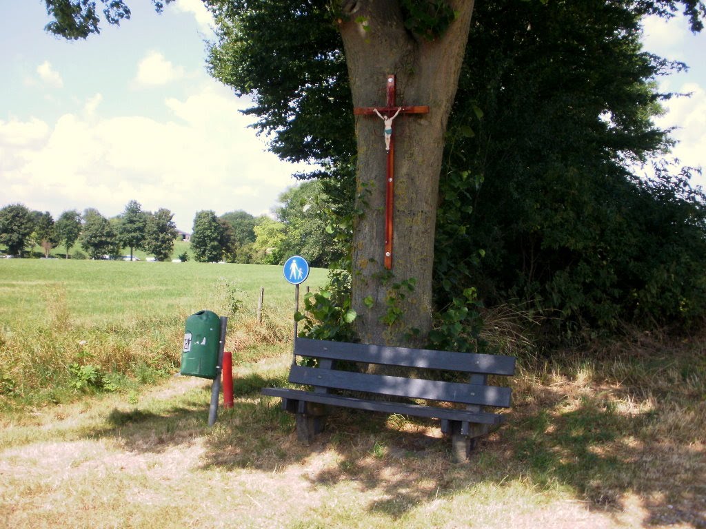 Kruis en Bank langs de Duivenweg. 23 Juli 2010 by Gerold Vluggen