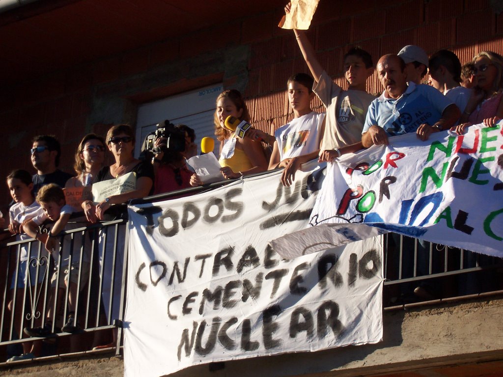 Manifestacion en Peque en contra del cementerio nuclear by Jevy