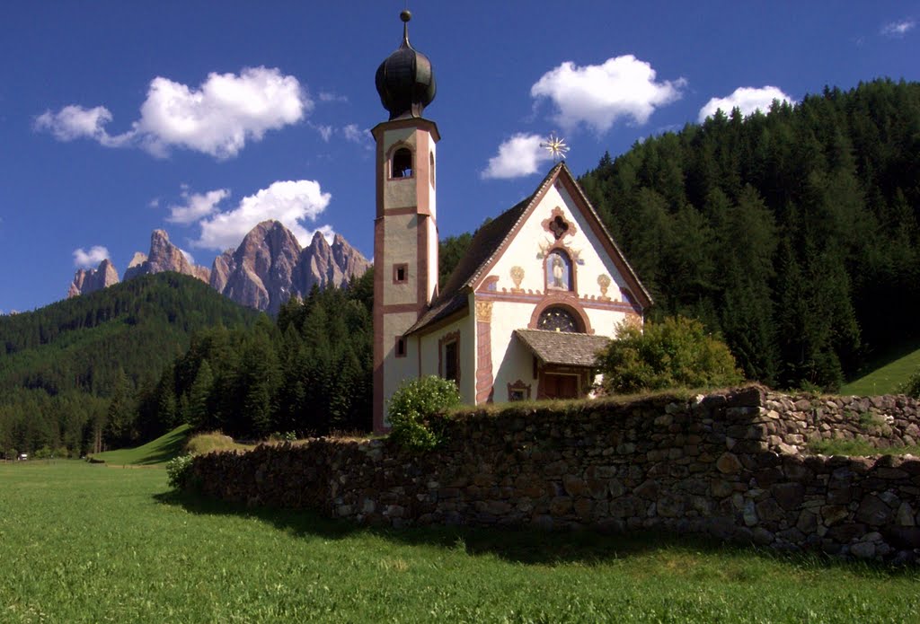 Kirche St. Johann im Villnösstal vor den Geislerspitzen by Ali-babaa1001