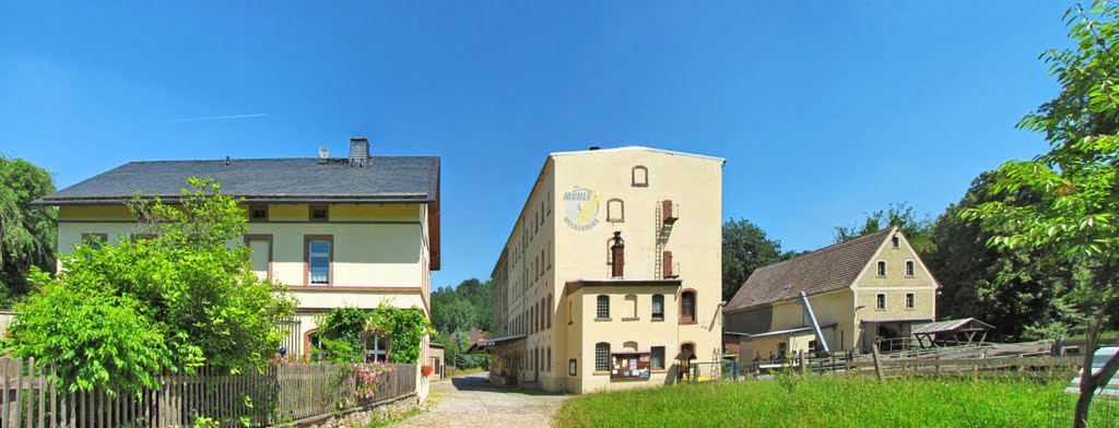 Wolkenburg - Mühle Wolkenburg (Mitte), 1565 urkundlich erstmals erwähnt, und Sägewerk (rechts) by Rudolf Henkel