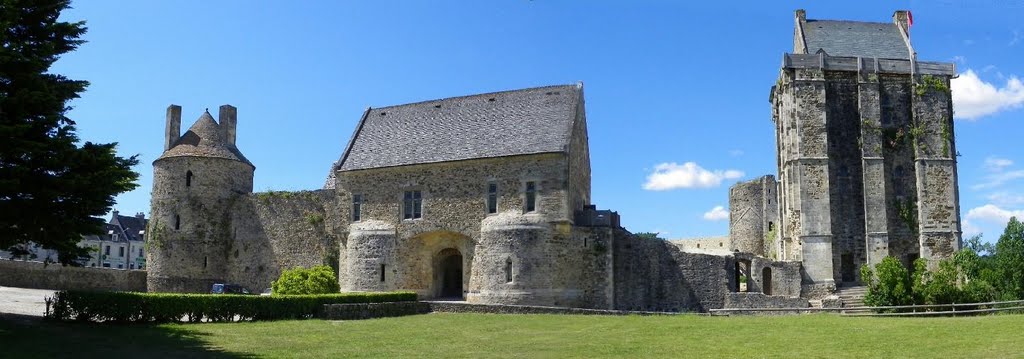 Panorama sur la façade d'entrée du Chateau - St Sauveur le Vicomte by epaulard59