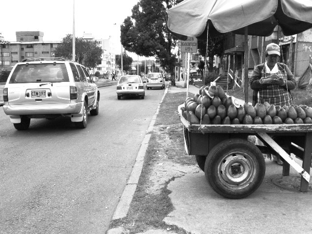 Calle 147. Señora de los Aguacates. by masgenteblog