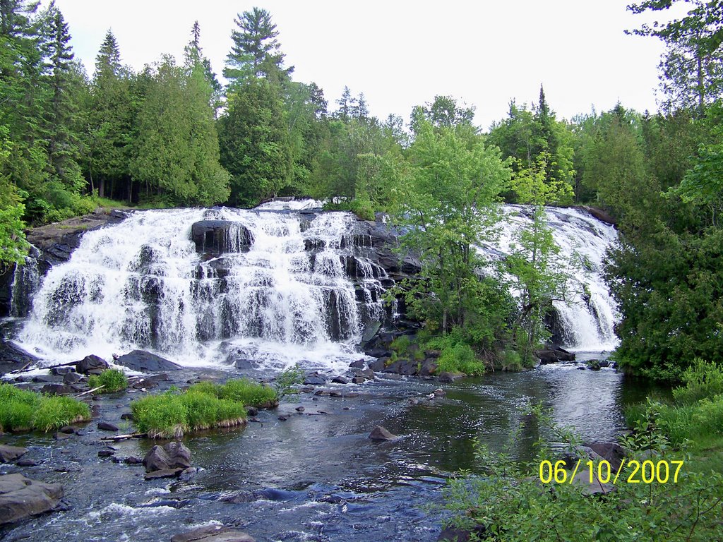 Bond Falls Michigan by ammeretto