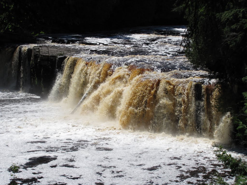 Manabezho Falls (25') by Chris Sanfino