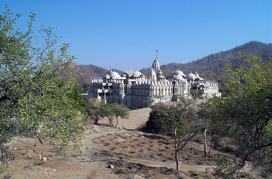 Ranakpur Jain temple by zac974