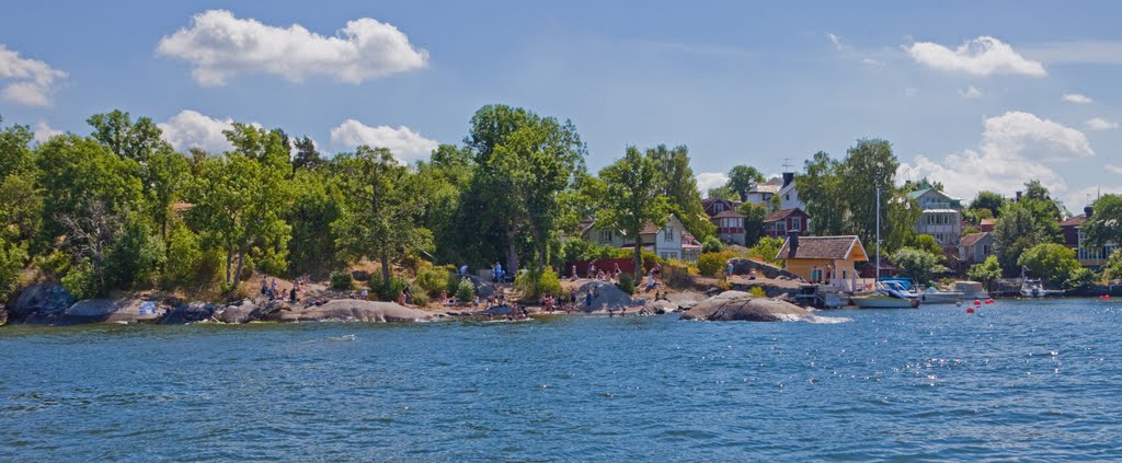 Busy beach at Norrhamnen, Vaxholm by BengtENyman