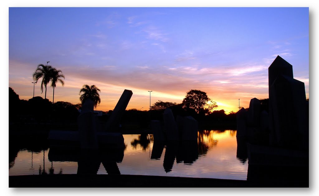 Entardecer na Praça dos Cristais, Brasília by Rubens Craveiro