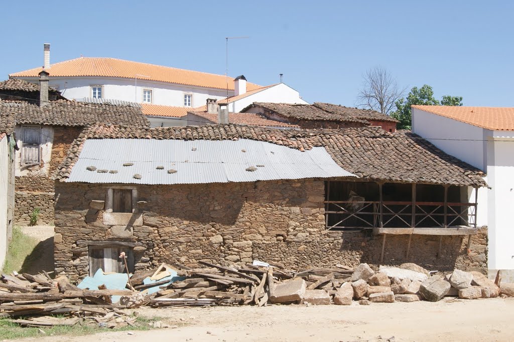 LAMALONGA - Lamalonga - CASA ANTIGA EM RECUPERAÇÃO by LUÍS A. D. LIBERAL