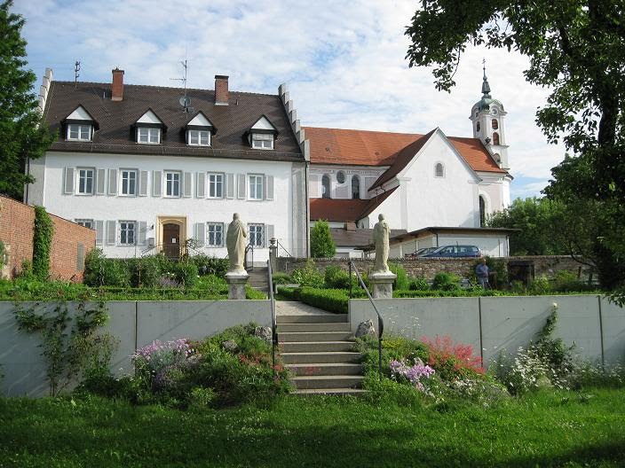 Oberelchingen Pfarrgarten mit Blick auf Pfarrhaus und Kirche by hubi1802