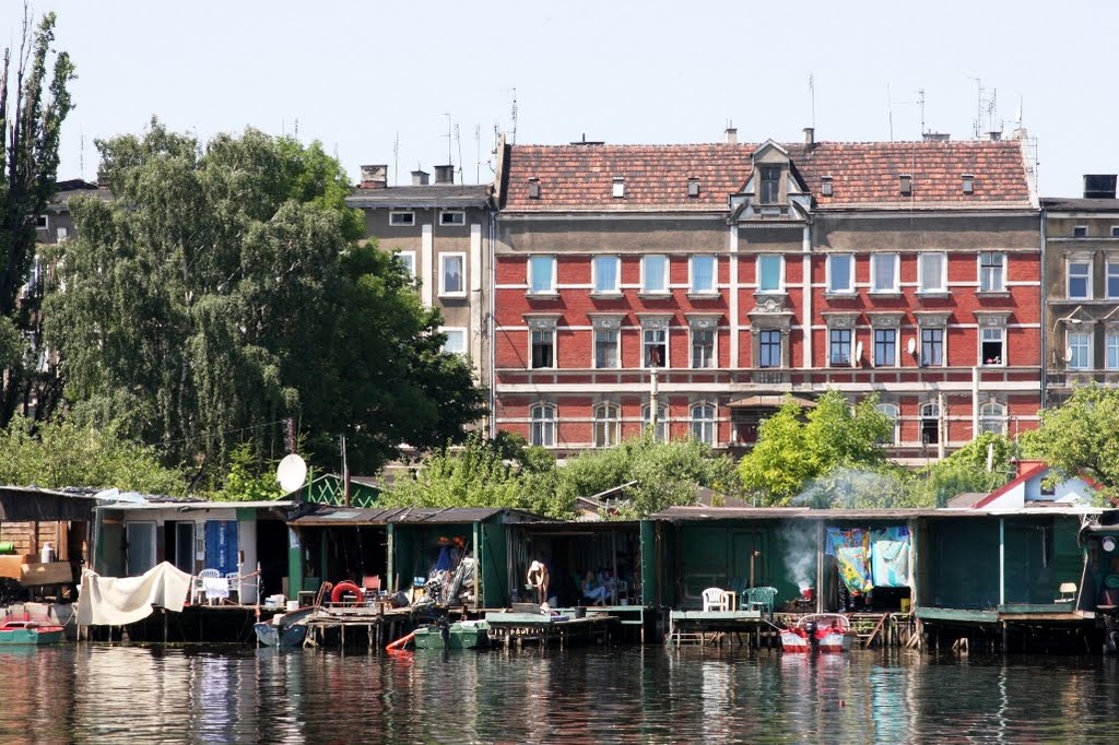 Garaże nad Odrą by Andrzej Armiński