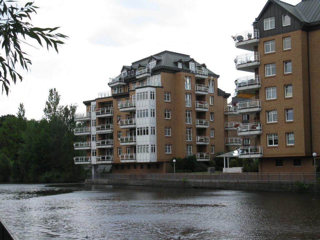 Hamburg-Eppendorf, Wohnhäuser an der Alster by gerdb