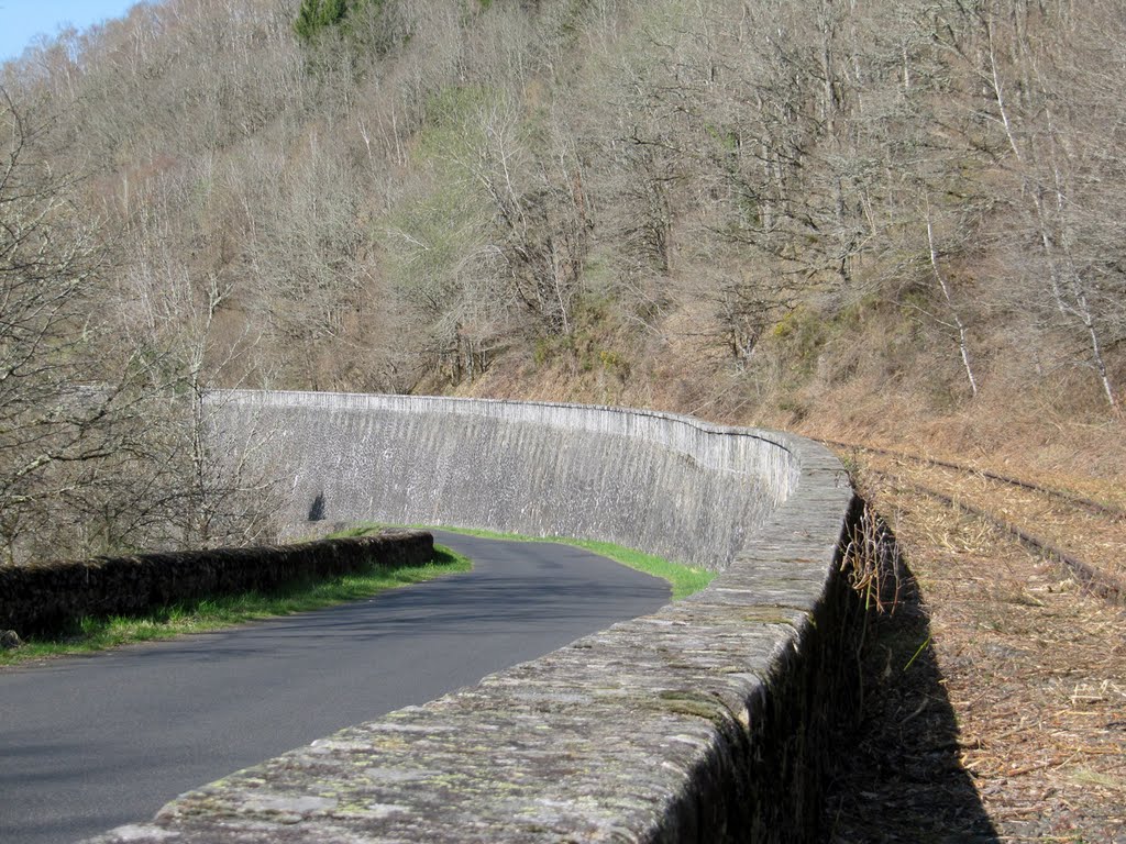 Hier verläuft, nur durch eine Stützmauer getrennt, der Bahndamm neben der Straße. Die Straße geht hinunter zum Fluß Maronne und überquert diesen bei dem Gehöft Crozat by Railwalker