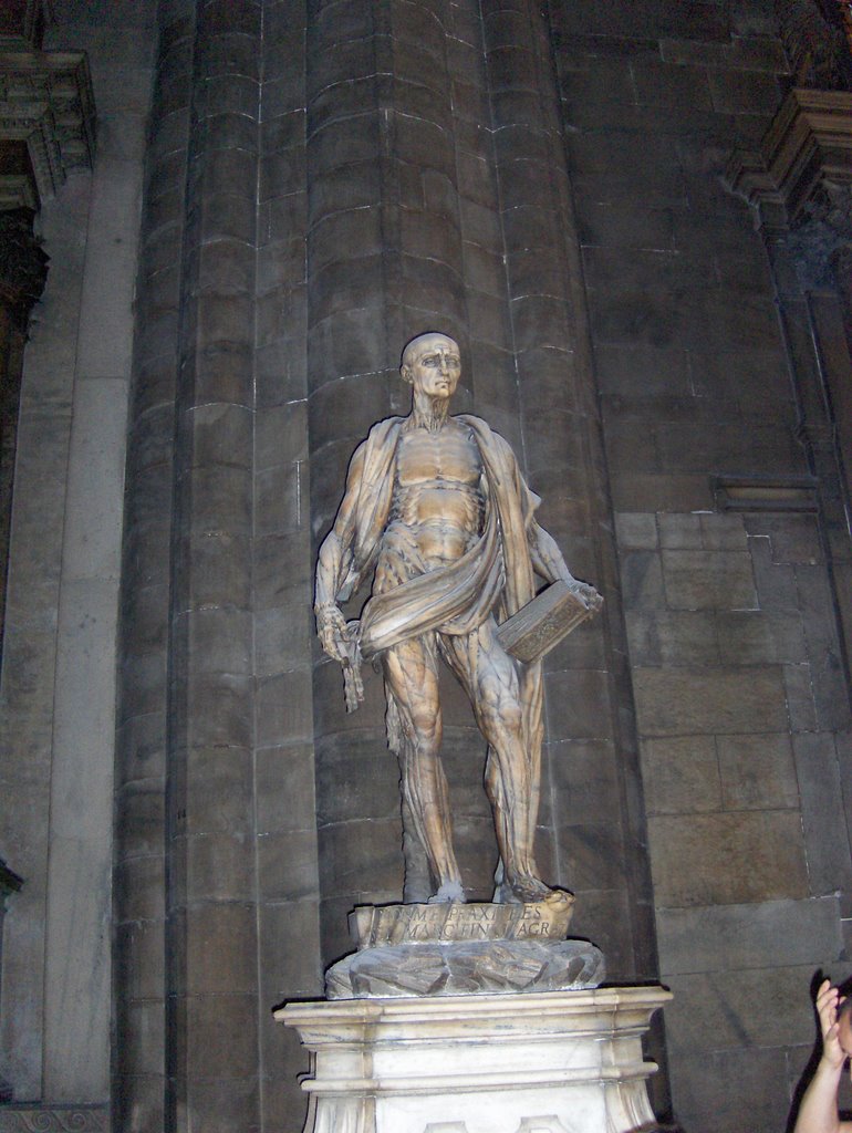 Statue of a skinny man by Guido Musch