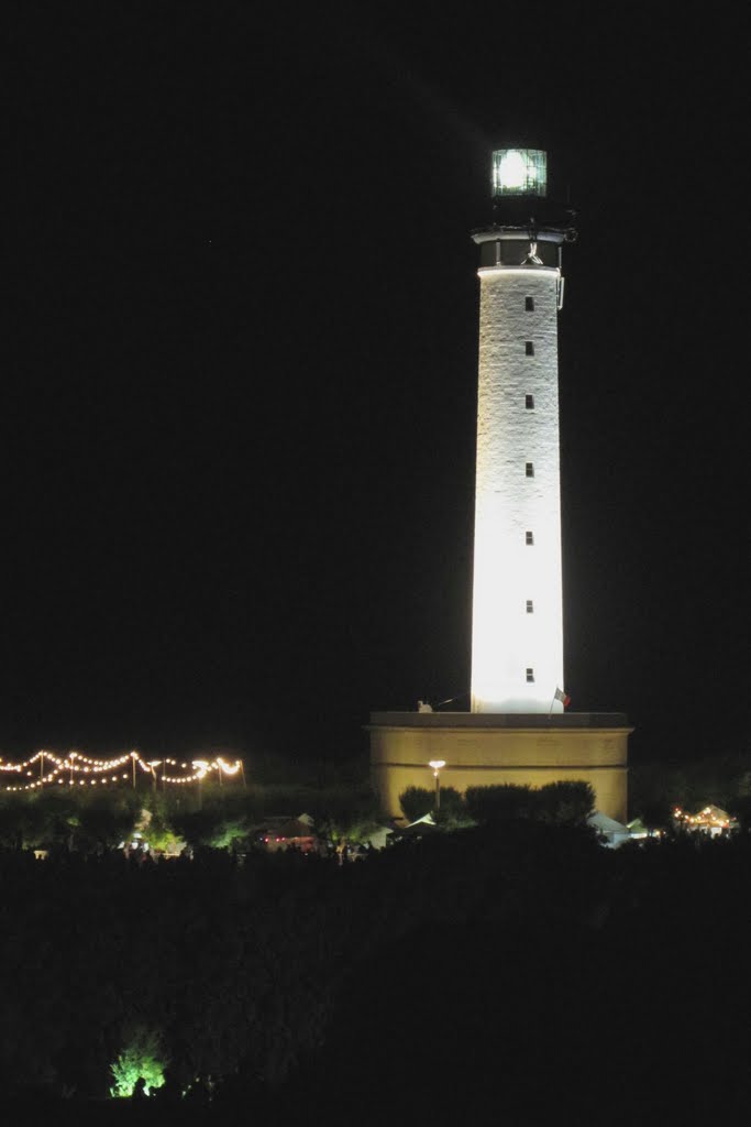 Le phare la nuit by fvexler