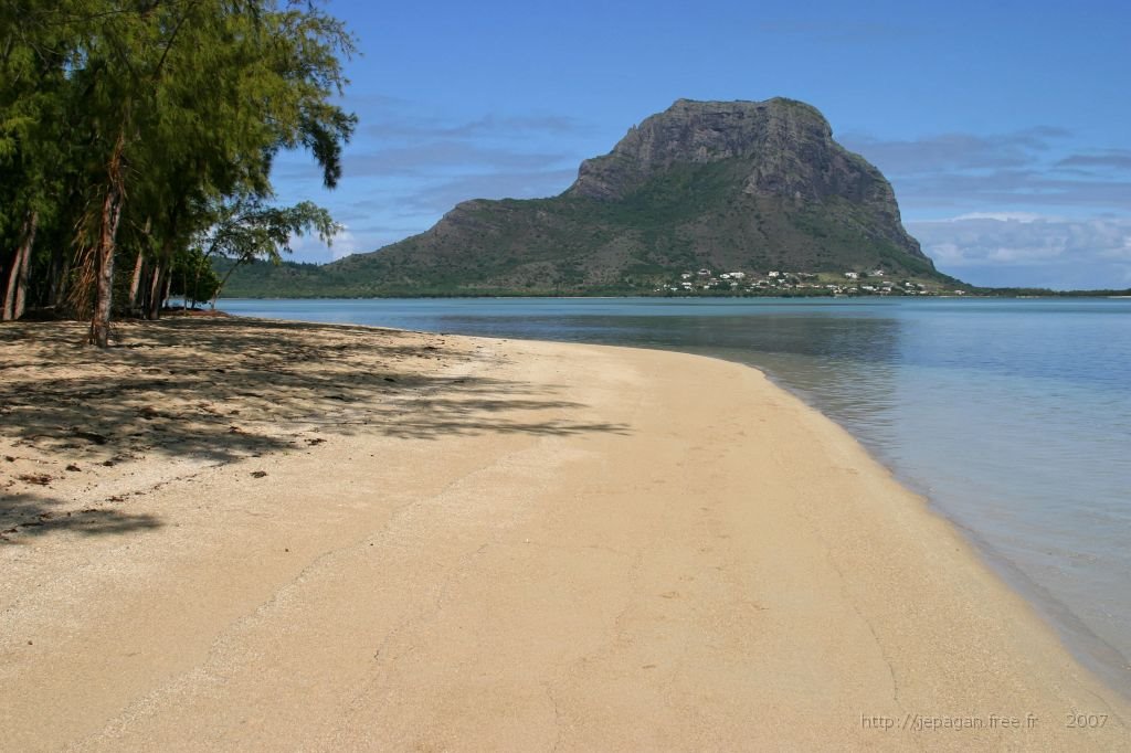 Jmp- L'ile au Benitier - Au loin, le Morne by j-m paganardi