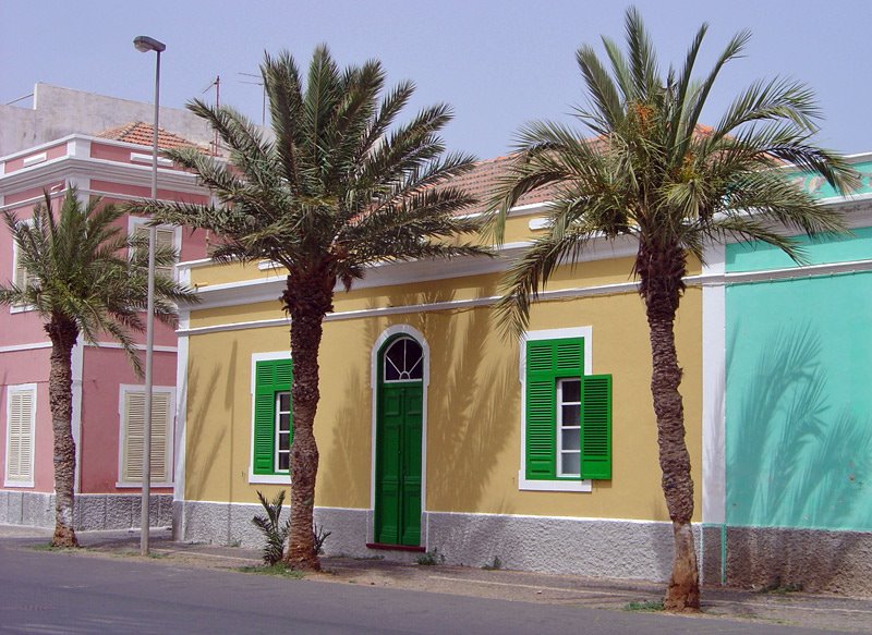 Rua Angola, Mindelo, Cape Verde. 2006 by Francisco Santos (xuaxo)