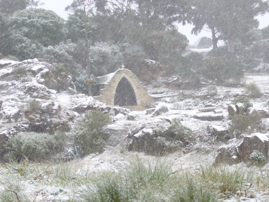 Gruta de la Virgen de Fatima con nieve by cocosara80