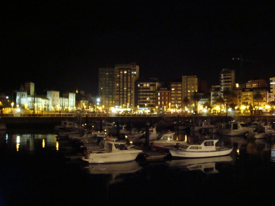 Puerto deportivo nocturno, Xixón, Asturies by Llara