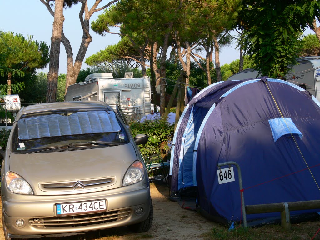 Camping Malibu by Stefan i Iza Skałka