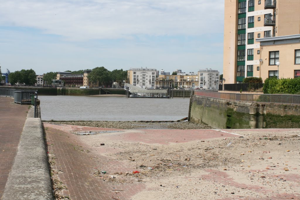 Old Millwall Dock lock by keepclicking