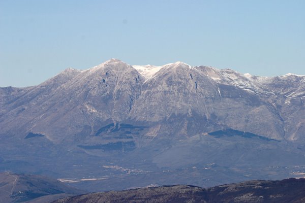 Le "vette gemelle" di Monte Velino dalla vetta di Monte Ginepro - www.montiernici.it by Monti Ernici