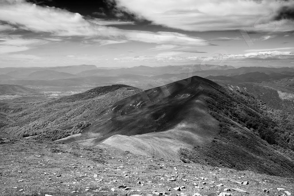 Desde la cumbre del Sayoa en blanco y negro by Txema Bacaicoa